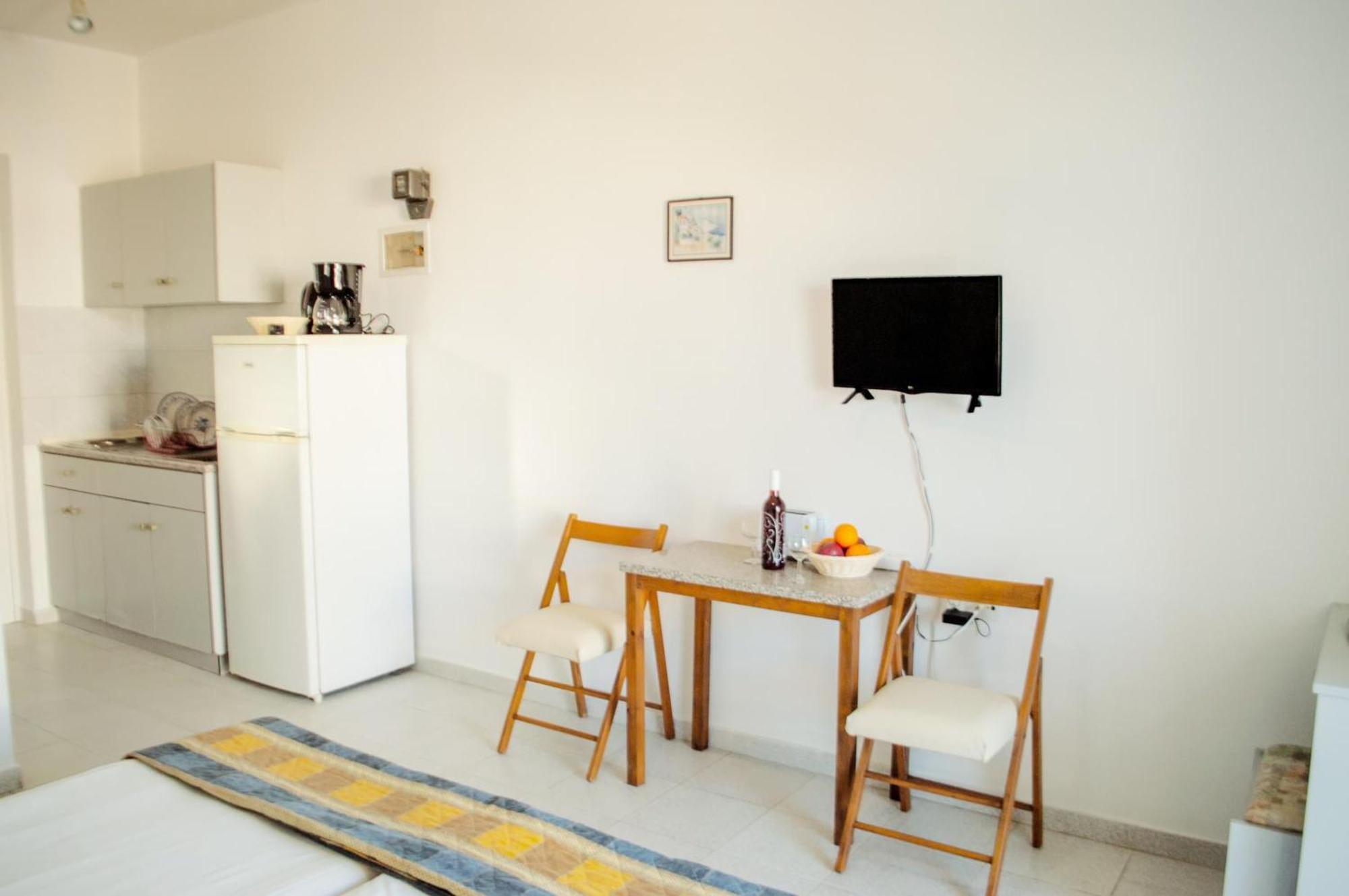 Lefteris Apartments In イアリソス エクステリア 写真