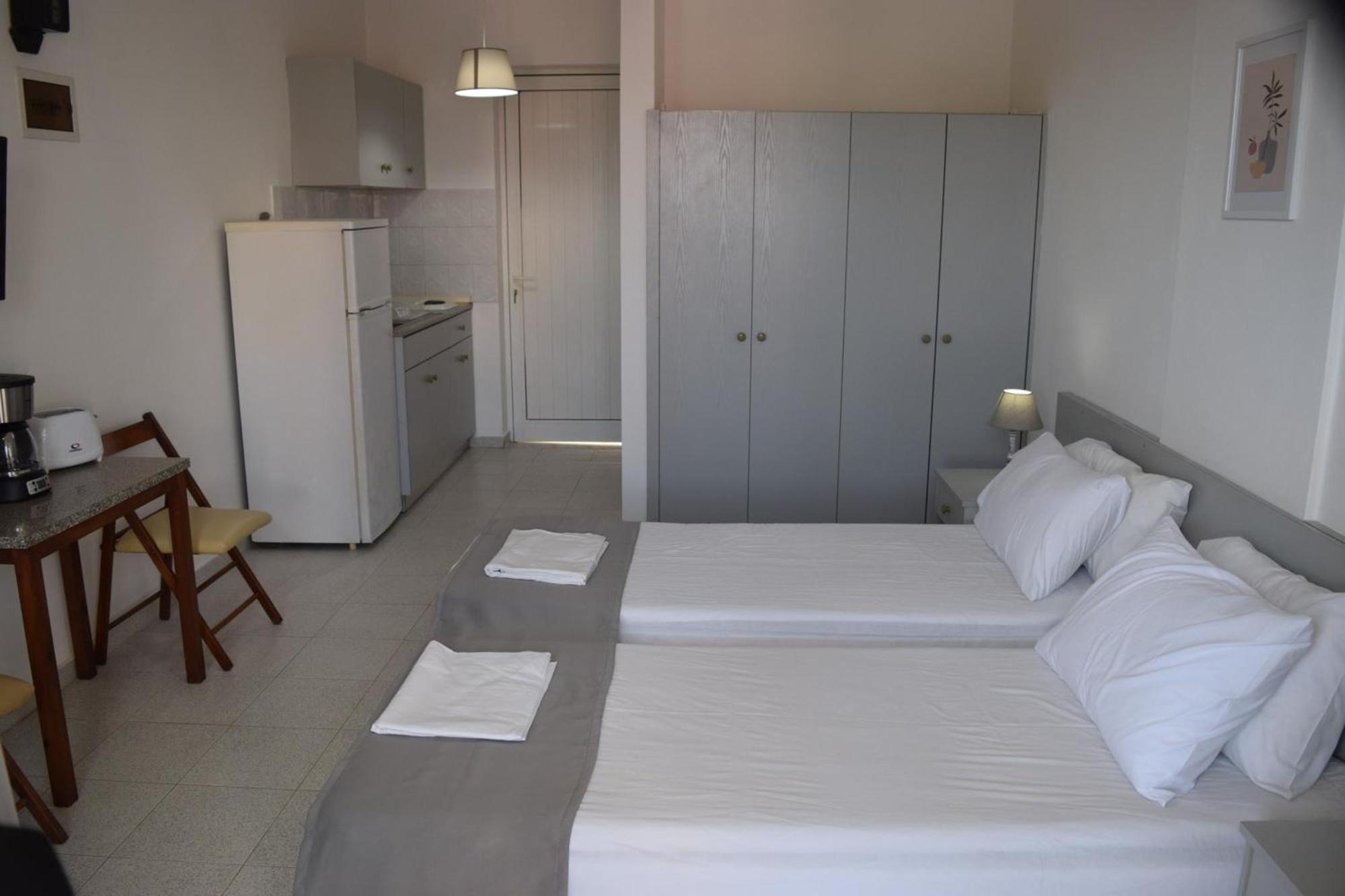 Lefteris Apartments In イアリソス エクステリア 写真